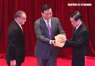 國防部26日舉行新舊部長交接儀式，新任部長嚴德發（右）卸任部長馮世寬（左）交接印鑑，羅秉成監交，握手致意，完成交接。（記者邱榮吉/攝影）