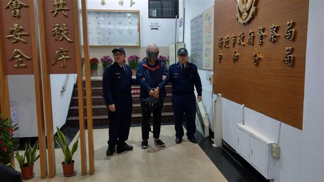 失業男求載到涵洞下　下一秒亮刀劫財