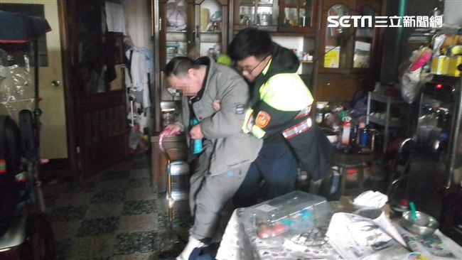 身障男跌倒躺地2小時　多虧暖警發現