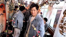 公車裡滿滿都是宥勝道世界各地蒐集的紀念品（圖／極旅製作提供）