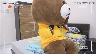 砸重本扮成熊大　好友誤當驚喜嚇破膽