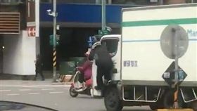 新北市,板橋,江子翠,雙十路,文化路,宅配車,拖行