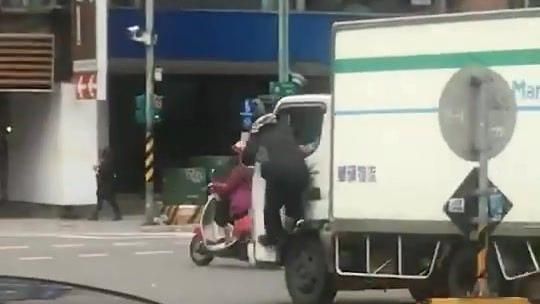 中年男擋物流車　遭拖行數10公尺