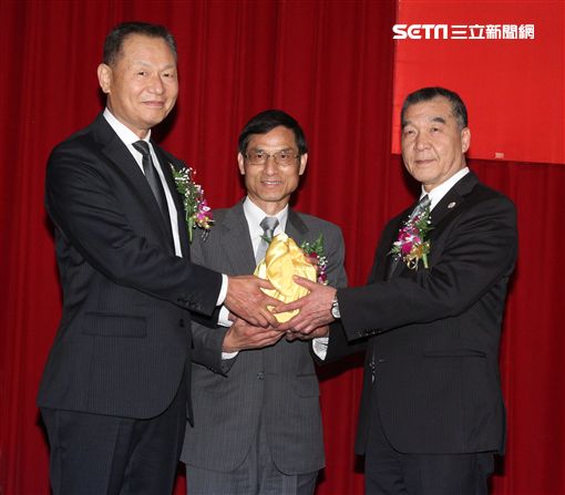 退輔會新卸任主委交接由行政院政務委員林萬億（中）主持監交，（右）新任主委邱國正（左）卸任主委李翔宙。（記者邱榮吉/攝影）