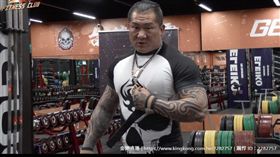 16:9
館長火大！曾持刀砍實況主　瘋狂比利惹錯人真的GG了！
圖／翻攝自飆悍金剛直播
https://www.kingkong.com.tw/video/2282757G76890p321