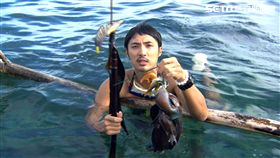 主持人李運慶跟著巴瑤人捕魚