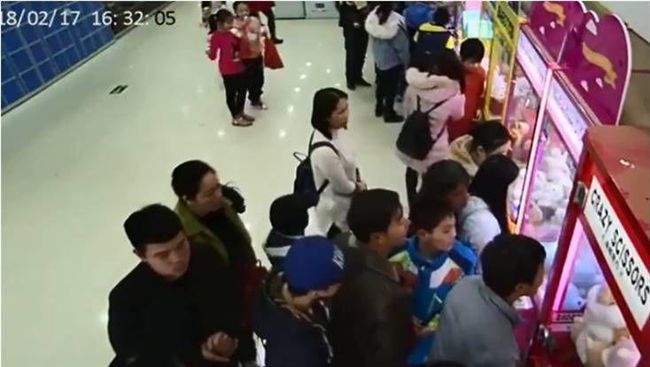 她專心夾娃娃…噁男趁機伸鹹豬手被抓
