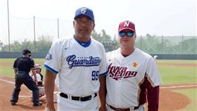 富邦悍將二軍總教練陳連宏代表與耐克森英雄二軍總教練Shane Spencer交換禮物。（圖／富邦悍將提供）