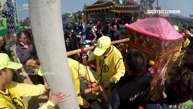 白沙屯媽顯靈？神轎衝撞電桿指示移走