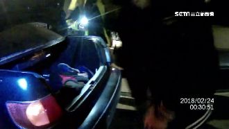 轎車超載遭攔！開後車箱見1人伴毒品