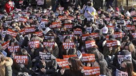 南韓人民支持「#MeToo」（我也是）反性侵運動（圖／美聯社／達志影像）