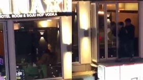  南韓,活春宮,鬧區,情侶,包廂　圖／翻攝自微博