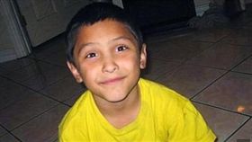 美國一名8歲男童，5年前被母親和其男友聯手凌虐致死。（圖／翻攝Daily Mail）