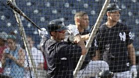 ▲Russell Wilson在洋基打擊練習，法官在一旁觀看。（圖／美聯社／達志影像）