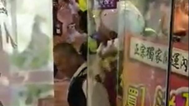 男竊內衣強吻店員不成　露小GG示威