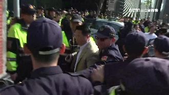 反年改立院圍城　賴揆進小門突圍備詢