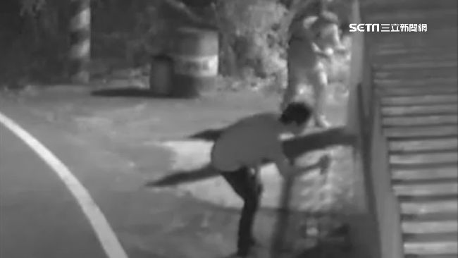 疑檢舉惡臭結樑子　民宅遭噴漆撒冥紙