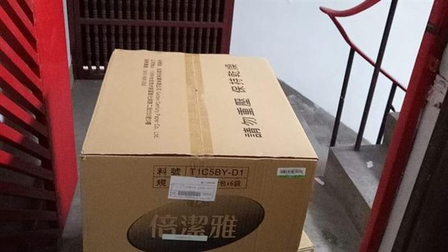 送衛生紙累翻！她急塞小費給送貨員