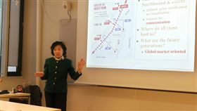 駐芬蘭代表程其蘅26日前往土庫大學演講，強調中國大陸單方面宣布啟用M503等航線，引發區域安全疑慮。（圖／駐芬蘭代表處提供／中央社）