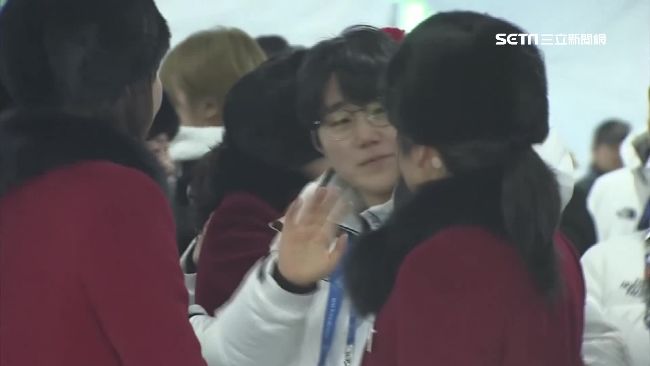 冬奧韓選手淚別　場外反北團焚畫抗議
