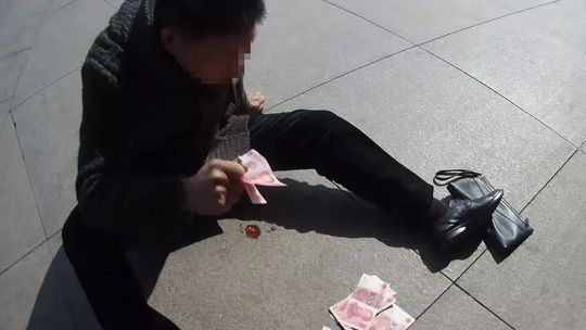 心臟病發吐血沒人理　男當場灑錢求救