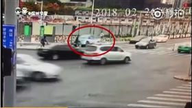 大陸一名女子在人行道上等紅綠燈慘遭計程車輾斃（圖／翻攝自深圳交警微博）