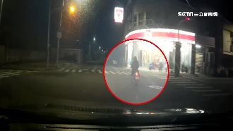 酒駕男狂飆自撞路牌　警驚險追逐逮人