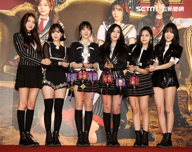 韓國女團GFRIEND獨家進棚MTV「我愛偶像」（由左至右）信飛、銀河、睿隣、所願、嚴智、裕珠。（記者邱榮吉/攝影）