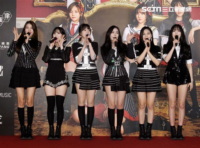 韓國女團GFRIEND獨家進棚MTV「我愛偶像」（由左至右）信飛、銀河、睿隣、所願、嚴智、裕珠。（記者邱榮吉/攝影）