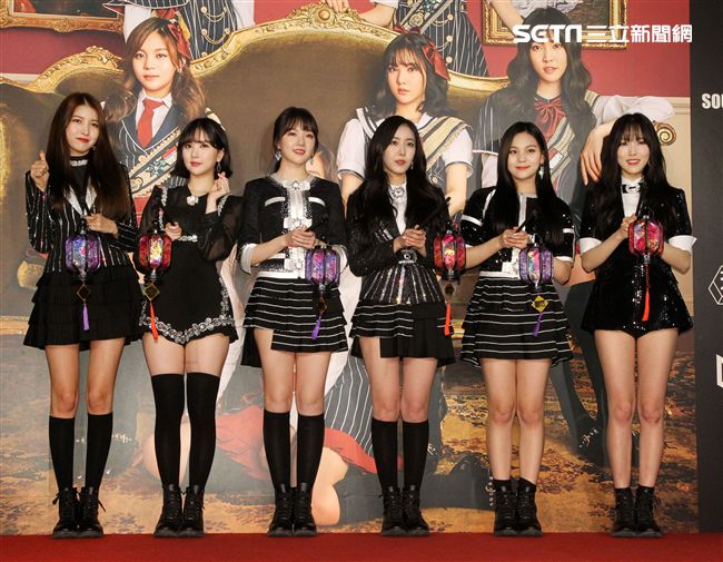 韓國女團GFRIEND獨家進棚MTV「我愛偶像」（由左至右）信飛、銀河、睿隣、所願、嚴智、裕珠。（記者邱榮吉/攝影）