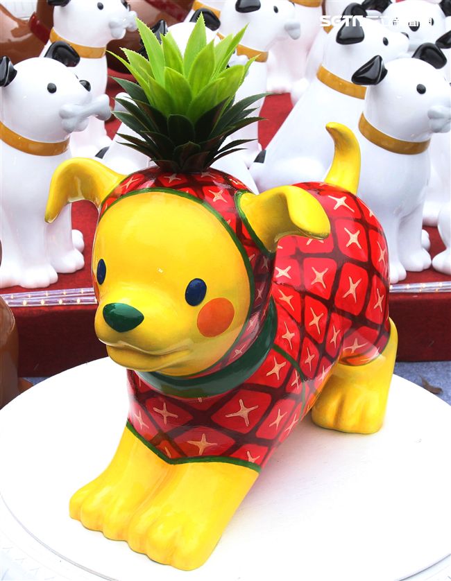 2018狗年燈展-新年旺旺旺展，總策展人黃子佼邀請藝人、插畫家、網紅、DJ等藝術家參與狗狗大軍露天展演氣勢旺，創作大軍獻藝彩繪300隻大小狗做公益，氣氛旺大家一起旺旺旺。（記者邱榮吉/攝影）