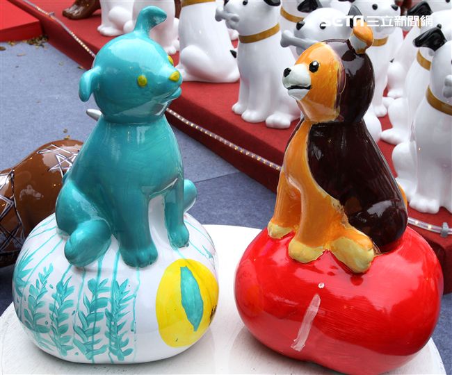 2018狗年燈展-新年旺旺旺展，總策展人黃子佼邀請藝人、插畫家、網紅、DJ等藝術家參與狗狗大軍露天展演氣勢旺，創作大軍獻藝彩繪300隻大小狗做公益，氣氛旺大家一起旺旺旺。（記者邱榮吉/攝影）