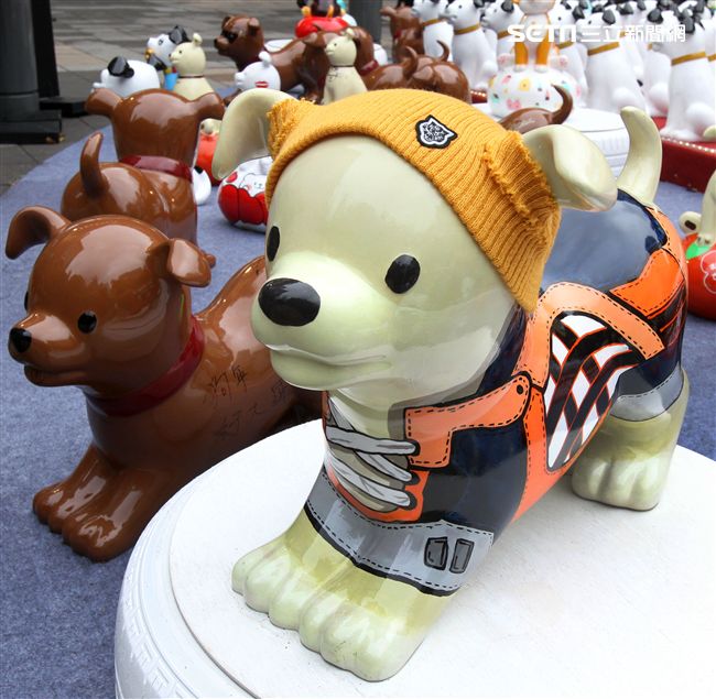 2018狗年燈展-新年旺旺旺展，總策展人黃子佼邀請藝人、插畫家、網紅、DJ等藝術家參與狗狗大軍露天展演氣勢旺，創作大軍獻藝彩繪300隻大小狗做公益，氣氛旺大家一起旺旺旺。（記者邱榮吉/攝影）