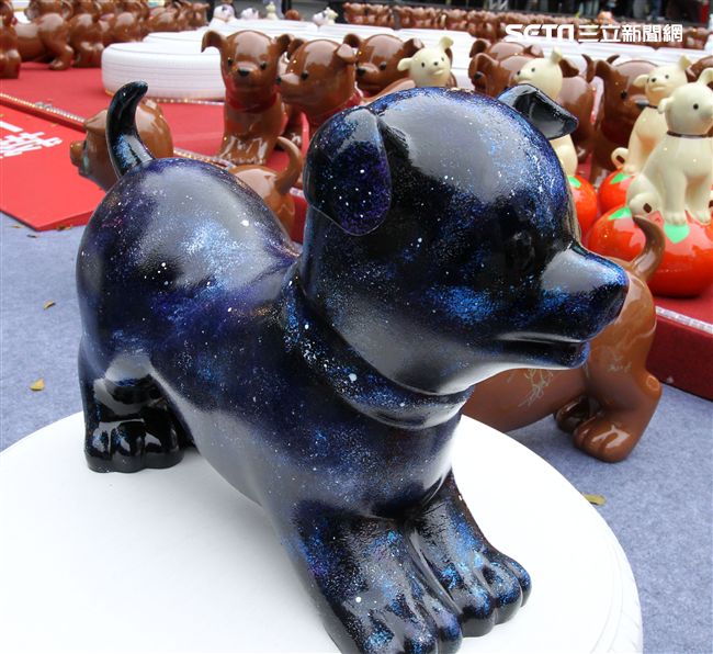 2018狗年燈展-新年旺旺旺展，總策展人黃子佼邀請藝人、插畫家、網紅、DJ等藝術家參與狗狗大軍露天展演氣勢旺，創作大軍獻藝彩繪300隻大小狗做公益，氣氛旺大家一起旺旺旺。（記者邱榮吉/攝影）