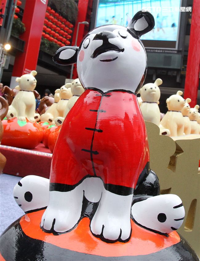 2018狗年燈展-新年旺旺旺展，總策展人黃子佼邀請藝人、插畫家、網紅、DJ等藝術家參與狗狗大軍露天展演氣勢旺，創作大軍獻藝彩繪300隻大小狗做公益，氣氛旺大家一起旺旺旺。（記者邱榮吉/攝影）