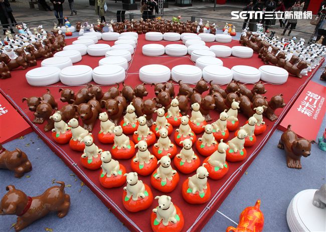 2018狗年燈展-新年旺旺旺展，總策展人黃子佼邀請藝人、插畫家、網紅、DJ等藝術家參與狗狗大軍露天展演氣勢旺，創作大軍獻藝彩繪300隻大小狗做公益，氣氛旺大家一起旺旺旺。（記者邱榮吉/攝影）