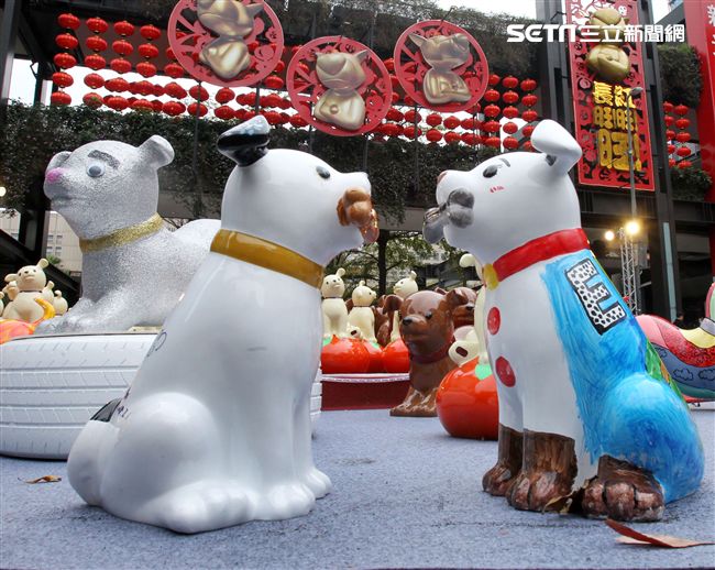 2018狗年燈展-新年旺旺旺展，總策展人黃子佼邀請藝人、插畫家、網紅、DJ等藝術家參與狗狗大軍露天展演氣勢旺，創作大軍獻藝彩繪300隻大小狗做公益，氣氛旺大家一起旺旺旺。（記者邱榮吉/攝影）