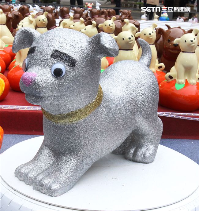 2018狗年燈展-新年旺旺旺展，總策展人黃子佼邀請藝人、插畫家、網紅、DJ等藝術家參與狗狗大軍露天展演氣勢旺，創作大軍獻藝彩繪300隻大小狗做公益，氣氛旺大家一起旺旺旺。（記者邱榮吉/攝影）
