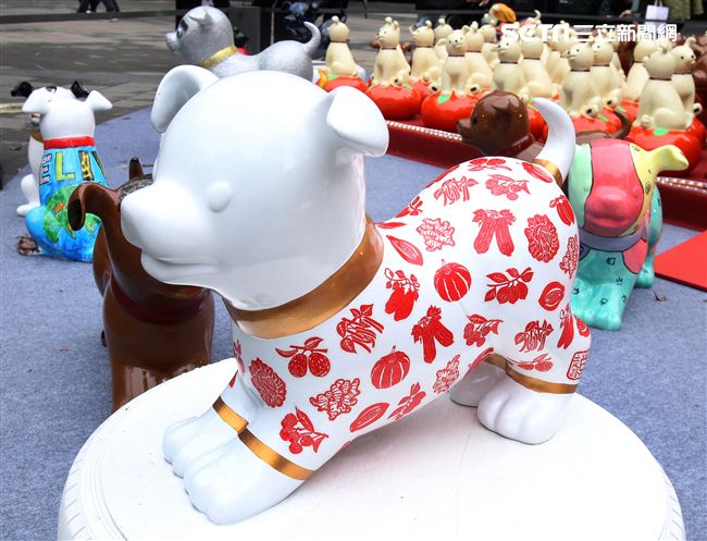 2018狗年燈展-新年旺旺旺展，總策展人黃子佼邀請藝人、插畫家、網紅、DJ等藝術家參與狗狗大軍露天展演氣勢旺，創作大軍獻藝彩繪300隻大小狗做公益，氣氛旺大家一起旺旺旺。（記者邱榮吉/攝影）