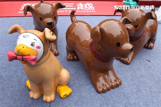 2018狗年燈展-新年旺旺旺展，總策展人黃子佼邀請藝人、插畫家、網紅、DJ等藝術家參與狗狗大軍露天展演氣勢旺，創作大軍獻藝彩繪300隻大小狗做公益，氣氛旺大家一起旺旺旺。（記者邱榮吉/攝影）