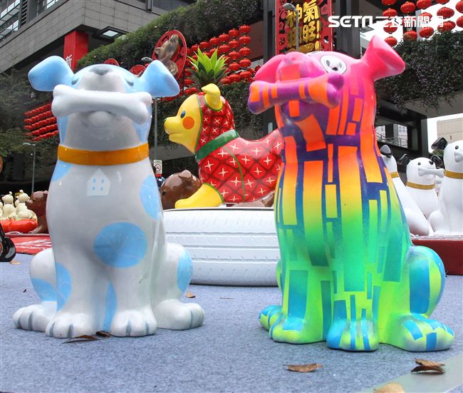 2018狗年燈展-新年旺旺旺展，總策展人黃子佼邀請藝人、插畫家、網紅、DJ等藝術家參與狗狗大軍露天展演氣勢旺，創作大軍獻藝彩繪300隻大小狗做公益，氣氛旺大家一起旺旺旺。（記者邱榮吉/攝影）