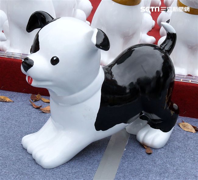 2018狗年燈展-新年旺旺旺展，總策展人黃子佼邀請藝人、插畫家、網紅、DJ等藝術家參與狗狗大軍露天展演氣勢旺，創作大軍獻藝彩繪300隻大小狗做公益，氣氛旺大家一起旺旺旺。（記者邱榮吉/攝影）