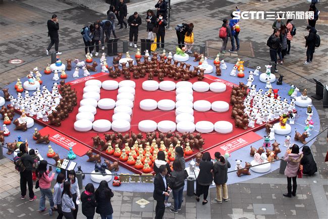 2018狗年燈展-新年旺旺旺展，總策展人黃子佼邀請藝人、插畫家、網紅、DJ等藝術家參與狗狗大軍露天展演氣勢旺，創作大軍獻藝彩繪300隻大小狗做公益，氣氛旺大家一起旺旺旺。（記者邱榮吉/攝影）