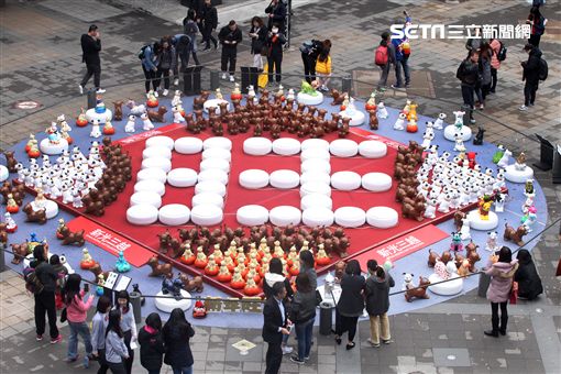 2018狗年燈展-新年旺旺旺展，總策展人黃子佼邀請藝人、插畫家、網紅、DJ等藝術家參與狗狗大軍露天展演氣勢旺，創作大軍獻藝彩繪300隻大小狗做公益，氣氛旺大家一起旺旺旺。（記者邱榮吉/攝影）