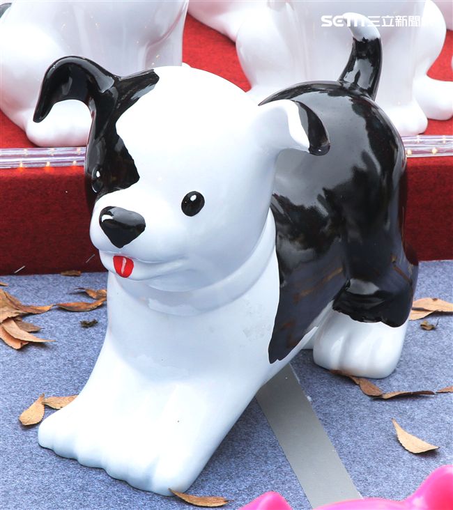 2018狗年燈展-新年旺旺旺展，總策展人黃子佼邀請藝人、插畫家、網紅、DJ等藝術家參與狗狗大軍露天展演氣勢旺，創作大軍獻藝彩繪300隻大小狗做公益，氣氛旺大家一起旺旺旺。（記者邱榮吉/攝影）