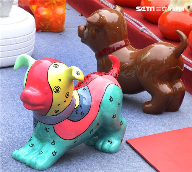 2018狗年燈展-新年旺旺旺展，總策展人黃子佼邀請藝人、插畫家、網紅、DJ等藝術家參與狗狗大軍露天展演氣勢旺，創作大軍獻藝彩繪300隻大小狗做公益，氣氛旺大家一起旺旺旺。（記者邱榮吉/攝影）