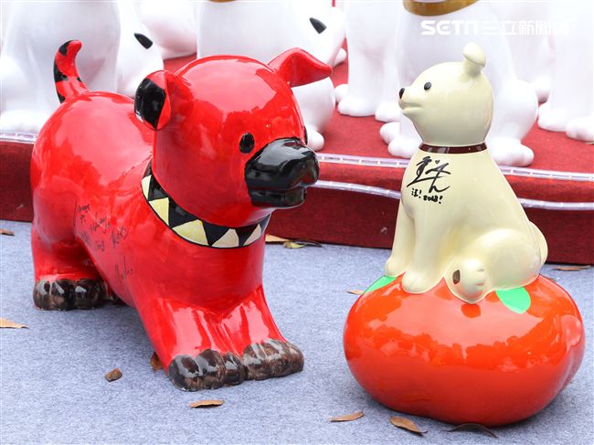 2018狗年燈展-新年旺旺旺展，總策展人黃子佼邀請藝人、插畫家、網紅、DJ等藝術家參與狗狗大軍露天展演氣勢旺，創作大軍獻藝彩繪300隻大小狗做公益，氣氛旺大家一起旺旺旺。（記者邱榮吉/攝影）