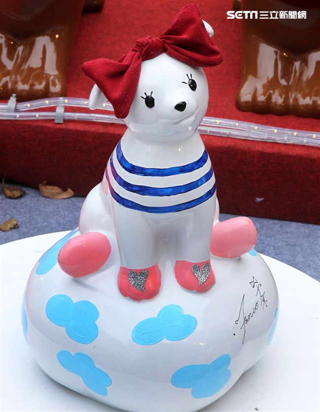 2018狗年燈展-新年旺旺旺展，總策展人黃子佼邀請藝人、插畫家、網紅、DJ等藝術家參與狗狗大軍露天展演氣勢旺，創作大軍獻藝彩繪300隻大小狗做公益，氣氛旺大家一起旺旺旺。（記者邱榮吉/攝影）