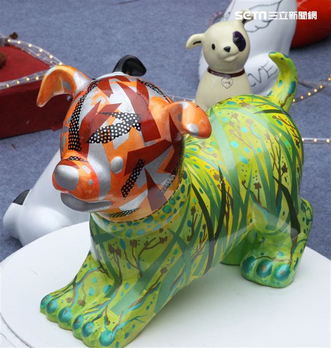2018狗年燈展-新年旺旺旺展，總策展人黃子佼邀請藝人、插畫家、網紅、DJ等藝術家參與狗狗大軍露天展演氣勢旺，創作大軍獻藝彩繪300隻大小狗做公益，氣氛旺大家一起旺旺旺。（記者邱榮吉/攝影）