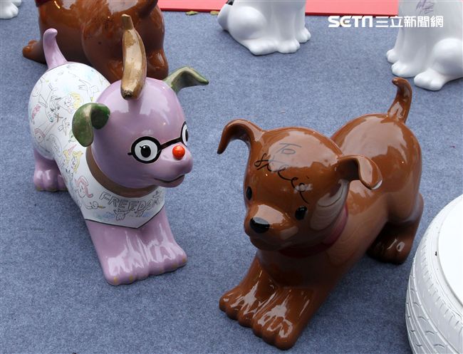 2018狗年燈展-新年旺旺旺展，總策展人黃子佼邀請藝人、插畫家、網紅、DJ等藝術家參與狗狗大軍露天展演氣勢旺，創作大軍獻藝彩繪300隻大小狗做公益，氣氛旺大家一起旺旺旺。（記者邱榮吉/攝影）